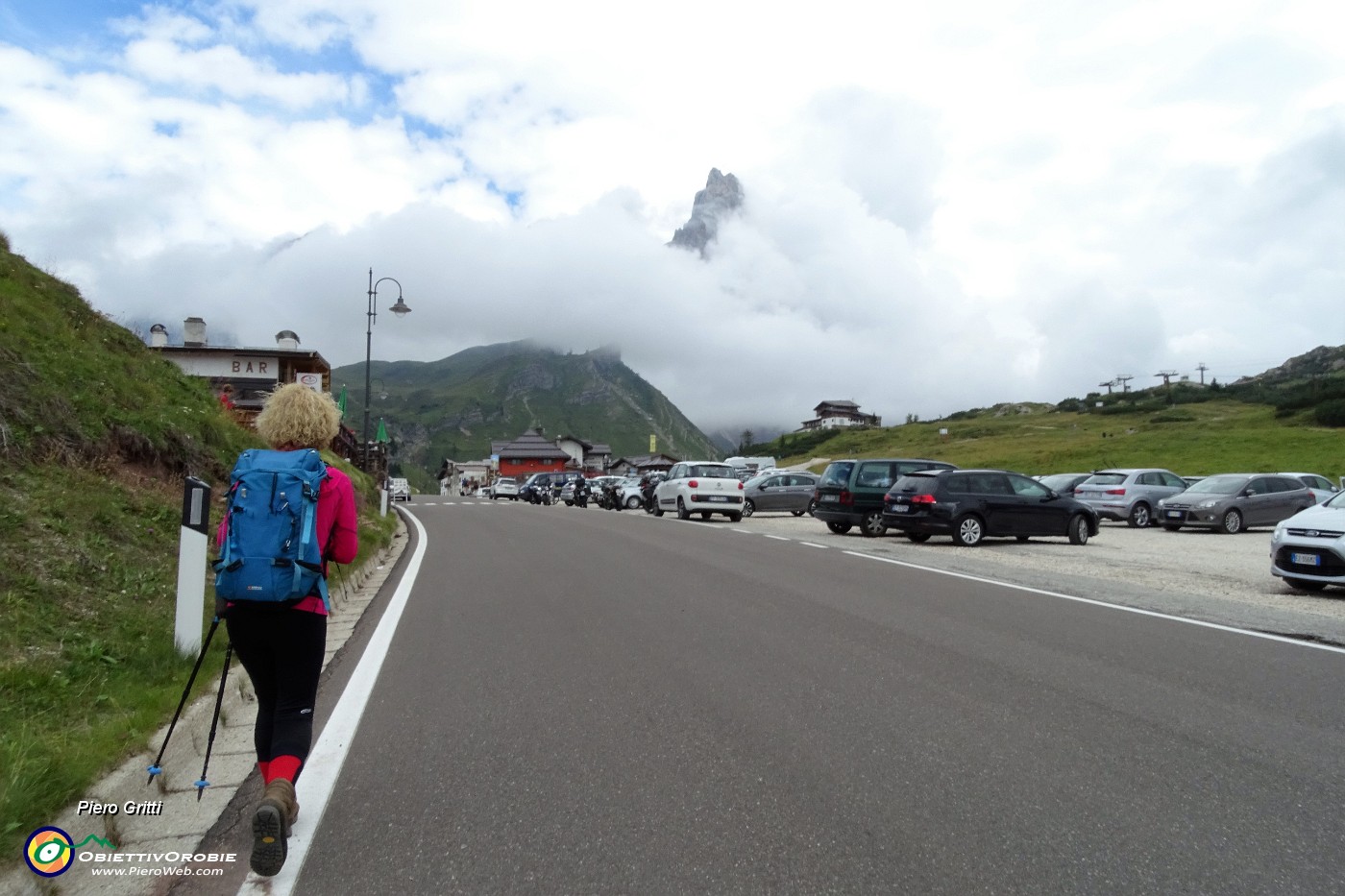 70 E rientriamo al parcheggio  del Passo Rolle.JPG